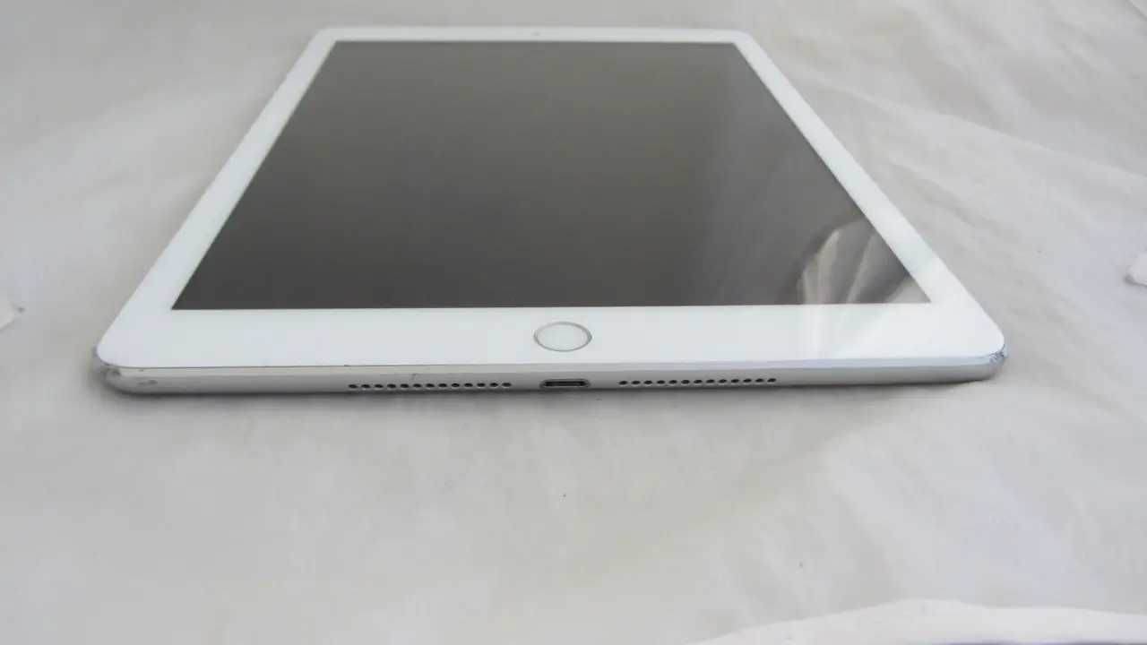 Apple iPad A1823 White