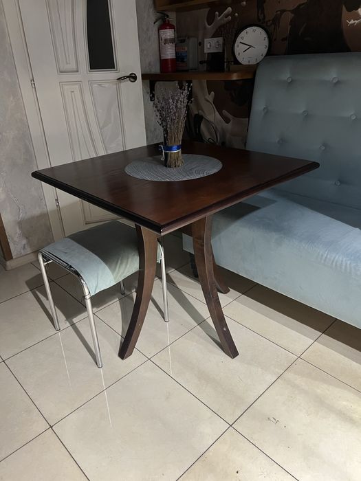 Обідній стіл з темного дерева