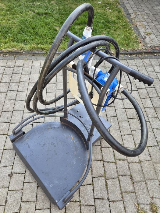 Wózek z pompą do transportu beczek