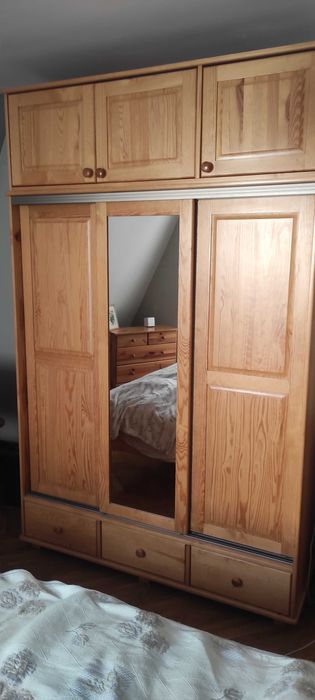 funkcjonalny komplet mebli sosnowych do sypialni