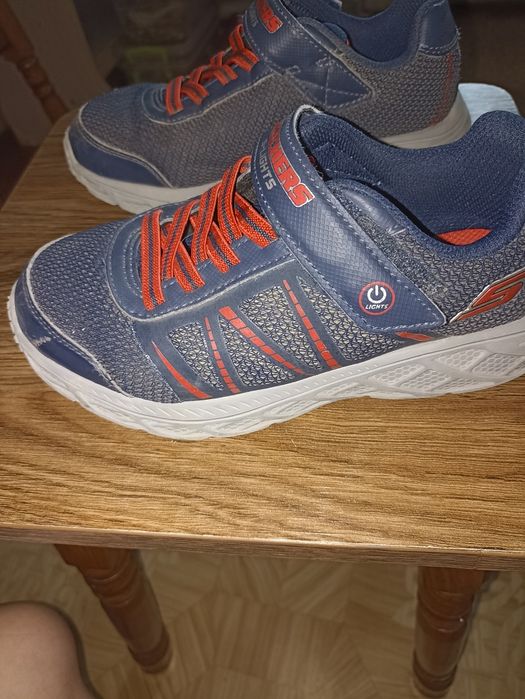 Продам фірмові кросівки Skechers.
