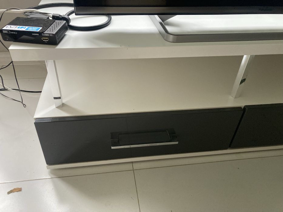 Nowoczesna szafka RTV biało-czarna