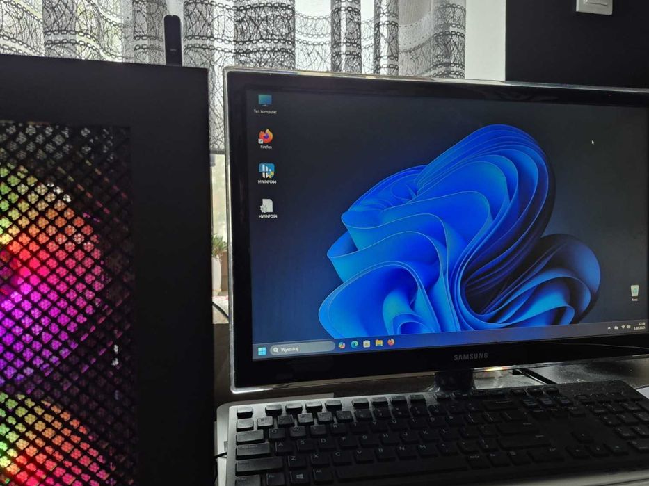 Komputer stacjonarny z monitorem Samsung UE22ES5400W