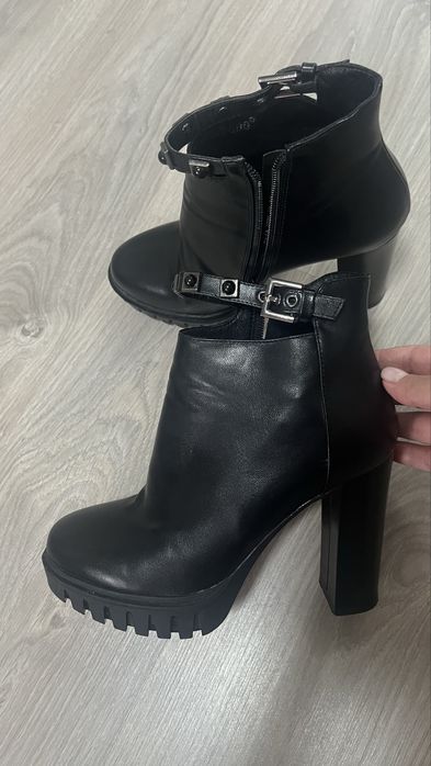 Демізизонні ботінки, 37 розмір, в гарному стані. Шкіра.