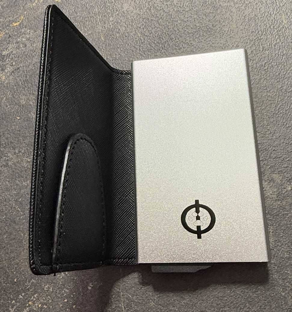 Portfel z automatycznym wysuwaniem kart z ochroną RFID/NFC Cardmonee