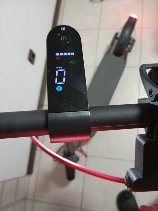 Trotinete Xiaomi e capacete