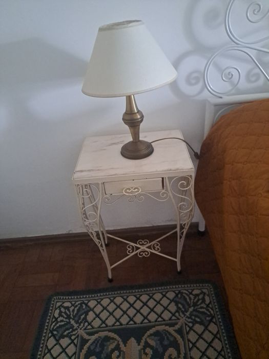 Vendo cama casal de ferro, com dua mesas de cabeceira.,.