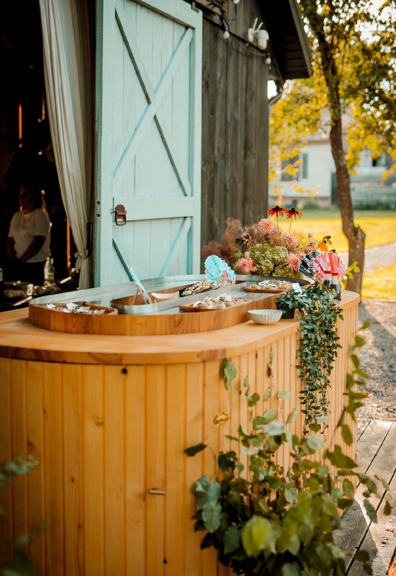 Mobilny Bar Sushi z Pływającymi Łódkami – Atrakcja na Wesele, Event,