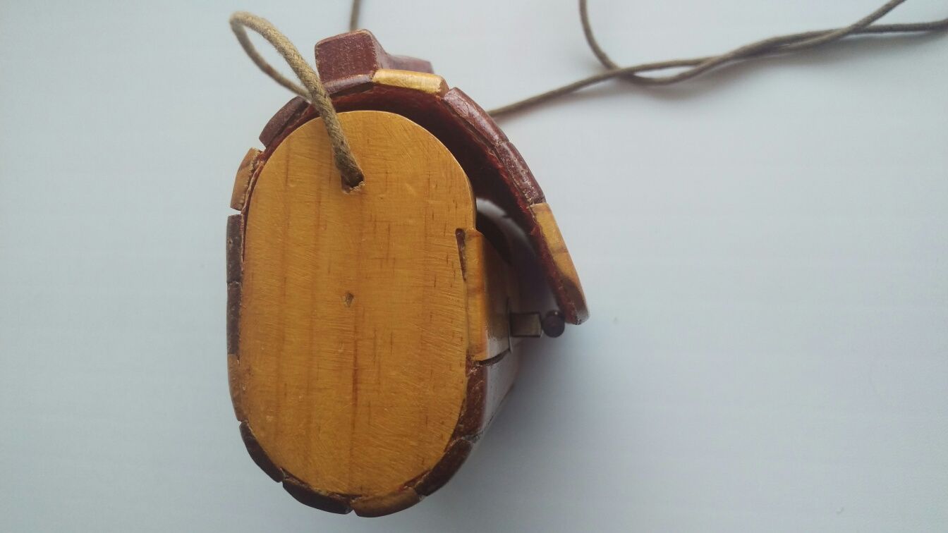 Оригинальная женская миниатюрная сумочка косметичка из дерева.
Сумка