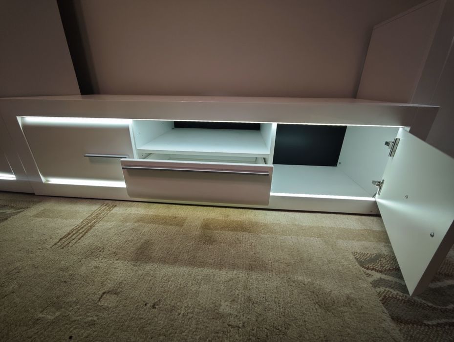 Witryna, szafka, komoda L- light z listwą LED Agata Meble zestaw kompl