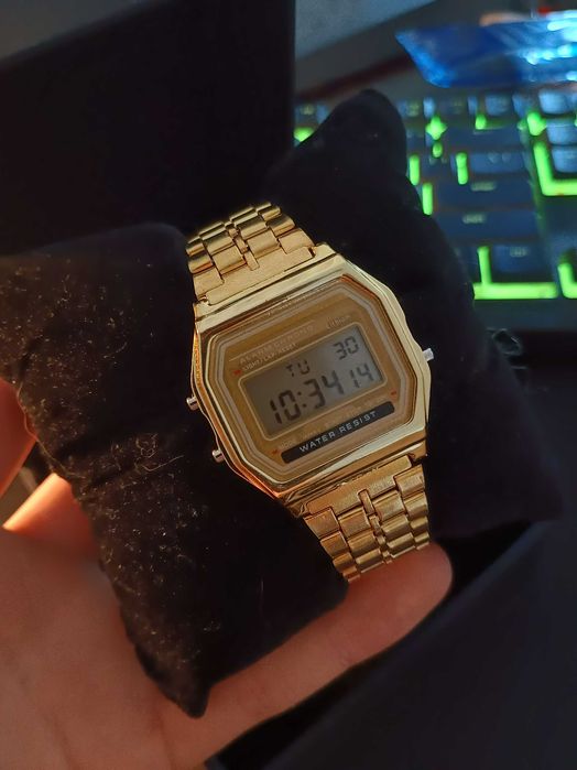 Zegarek w retro stylu LED