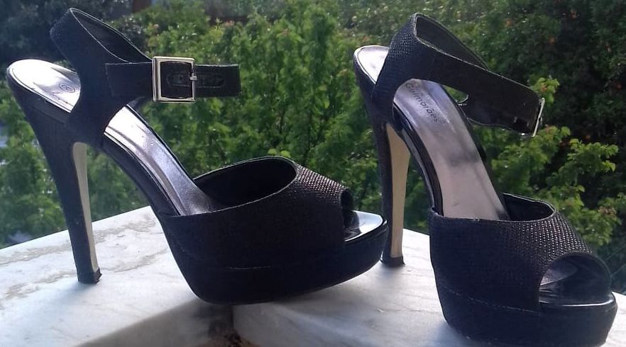 Sandálias e sapatos abertos usados