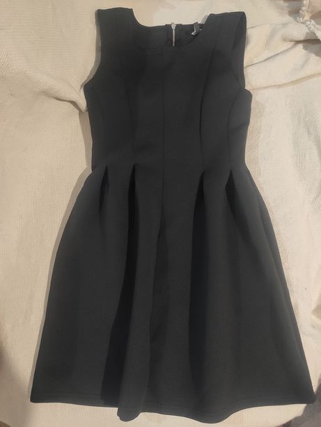 czarna elegancka sukienka na naramkach