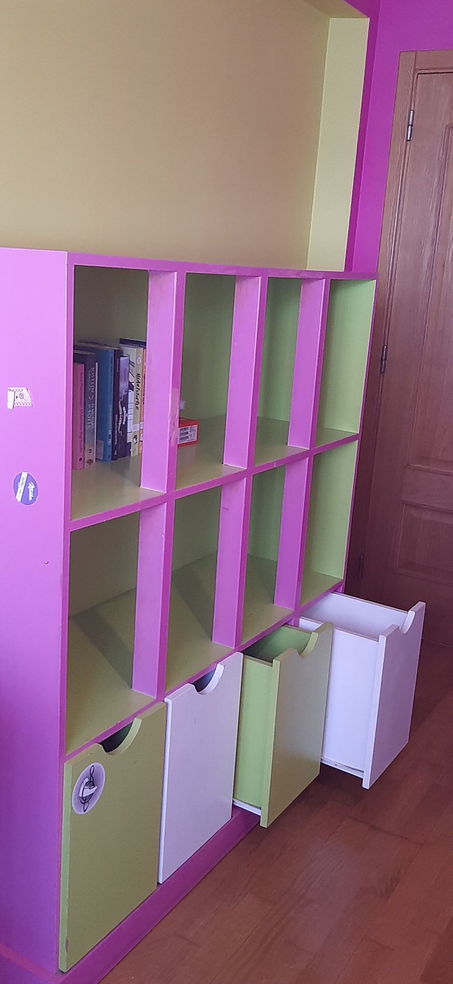 Quarto de criança – Cama, estante e trave removível