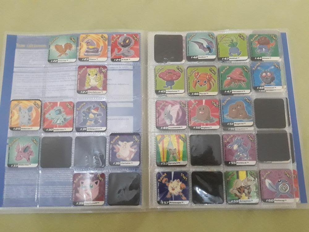 Caderneta com 118 Staks Pokémon