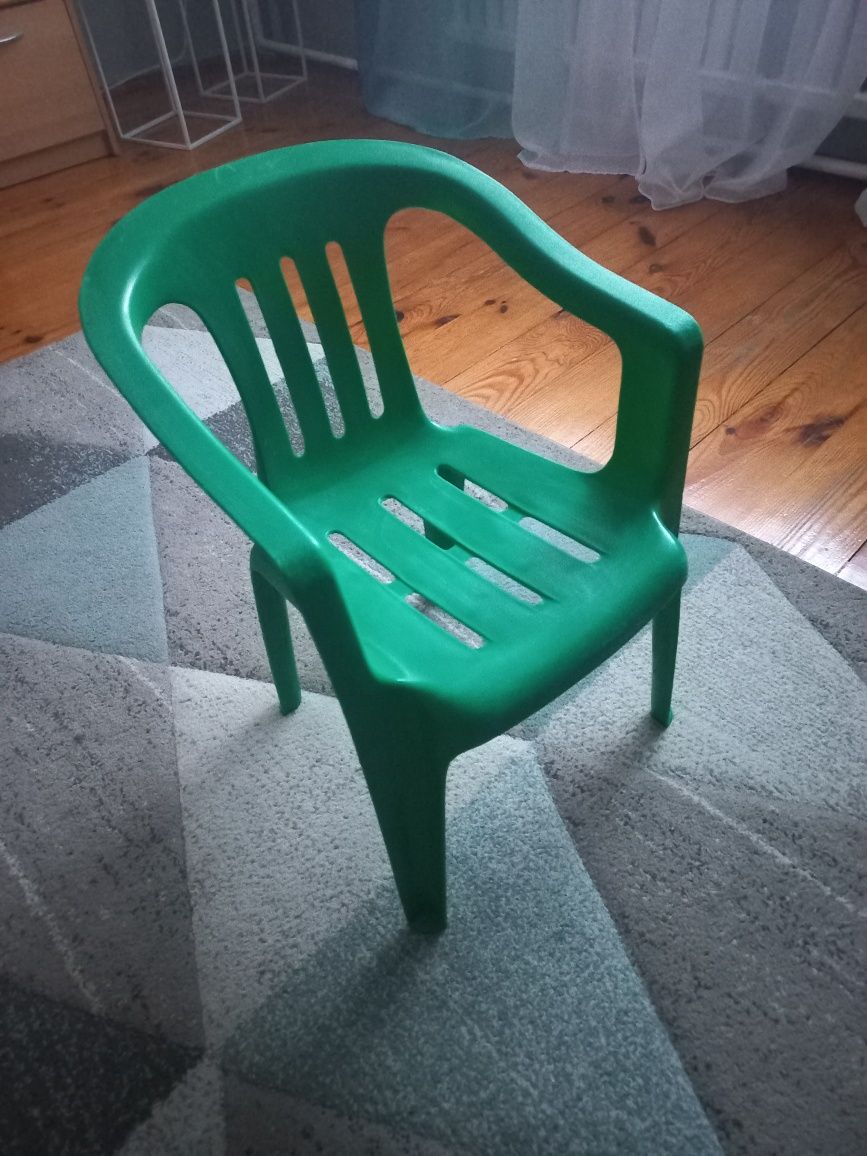 Krzesełko plastikowe dla dziecka