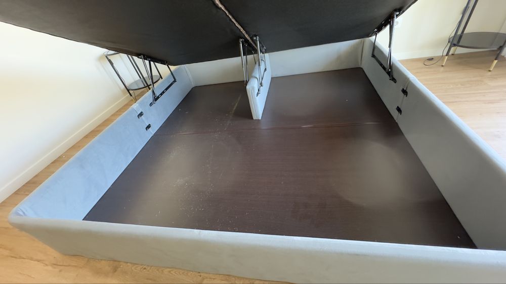 Sommier + cabeceira - 200x200 com arrumação