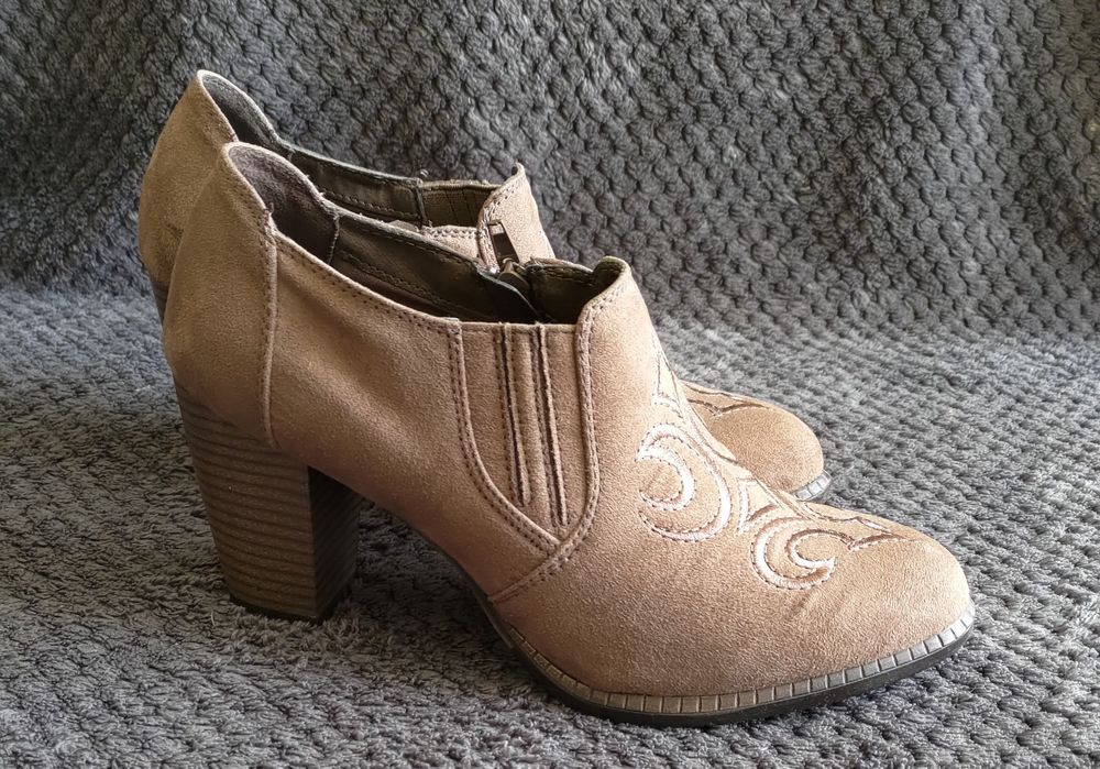 Botki buty na obcasie półbuty ciemny beż z wzorem