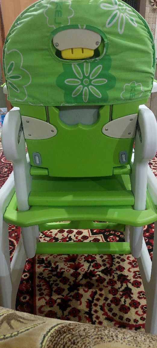 Дитяче крісло для годування