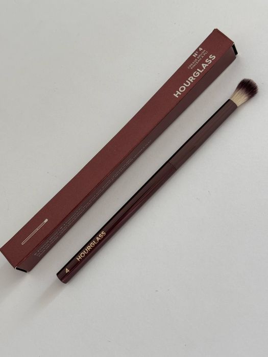 Nowy pędzel do cieni Hourglass nr 4 Crease brush