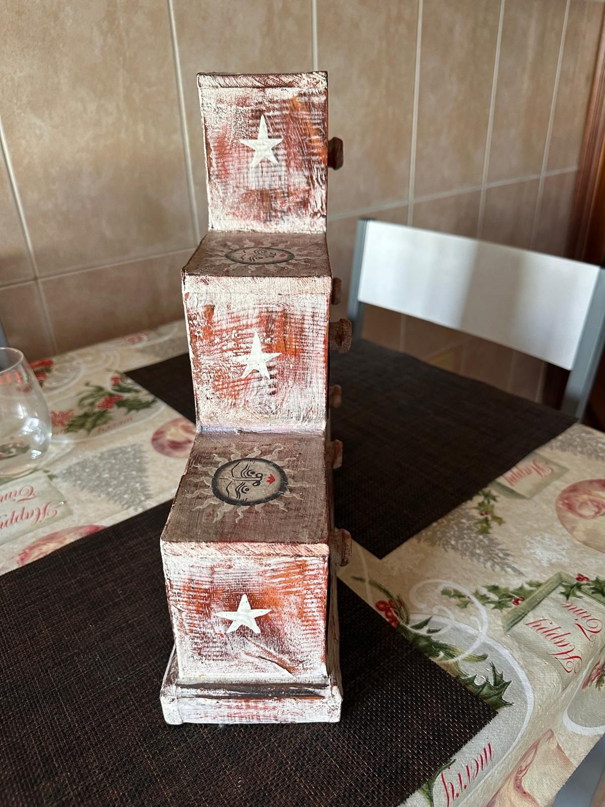 Cómoda esotérica em madeira decorativa