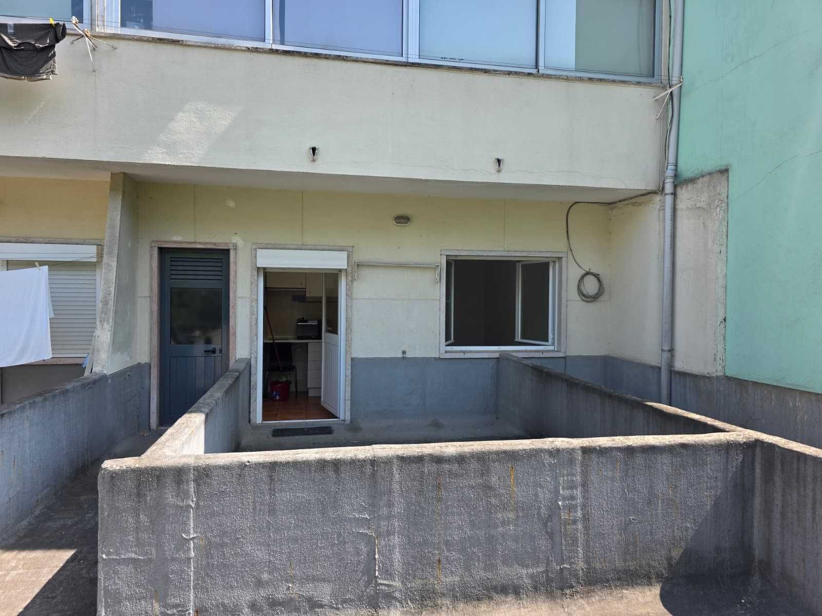 Apartamento T1 com pátio em travessa Henrique Cardoso, 48