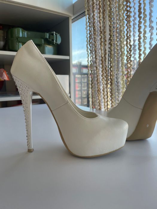 Білі шкіряні туфлі на високих підборах 36 розмір весільні/випускні