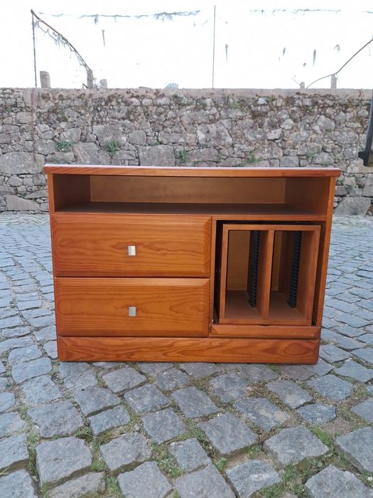 Móvel de sala com gavetas