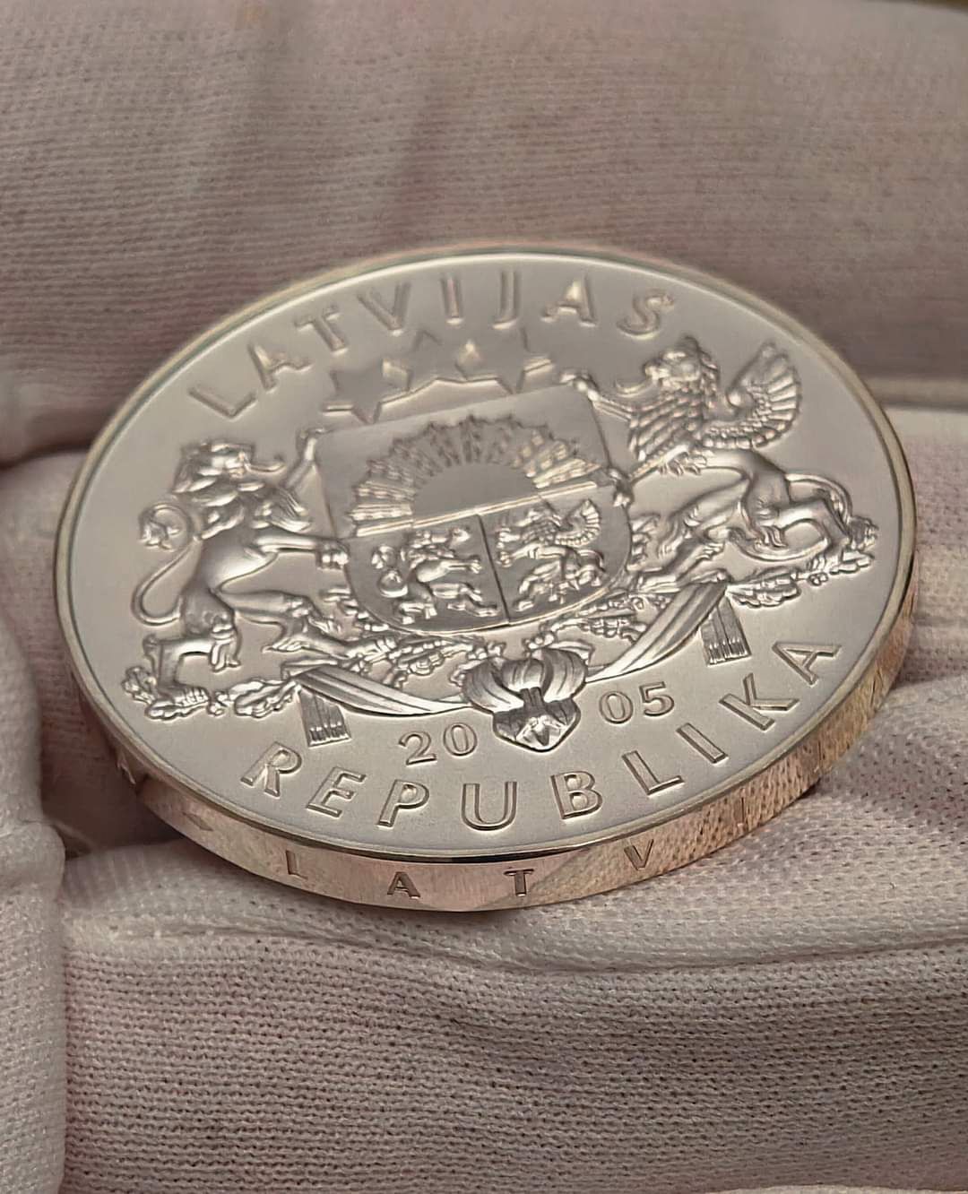 1 Лат 2005р. 1 унція срібла. Повний комплект. Сертифікат. Капсула.
