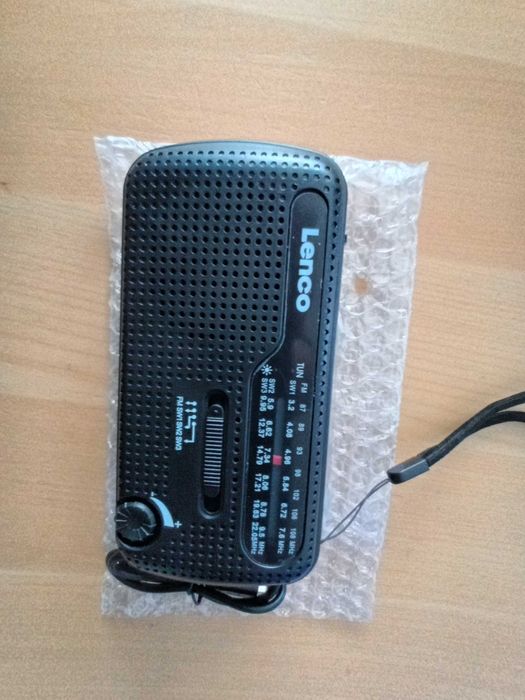 Rádio Lenco solar com manivela