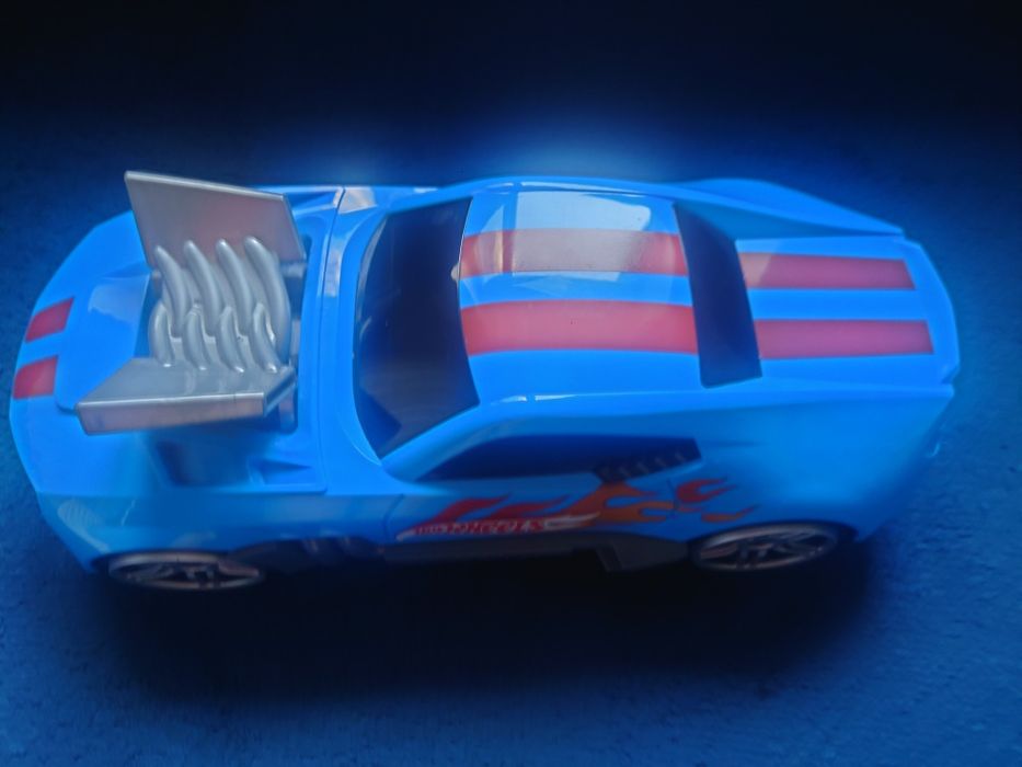 Машина hot wheels