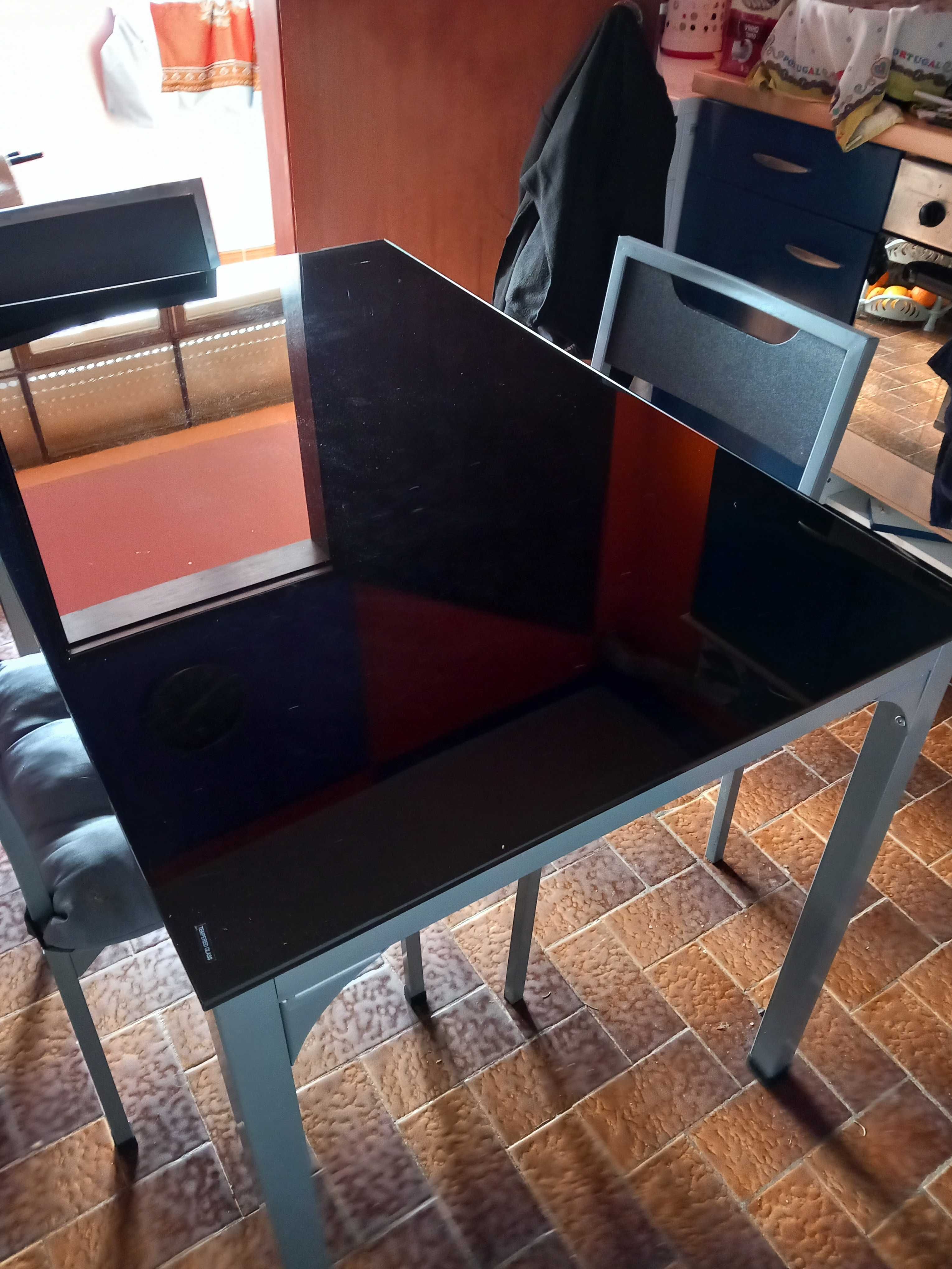 Mesa com vidro prêto