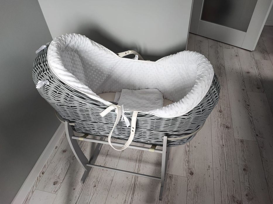 Kołyska że stelażem