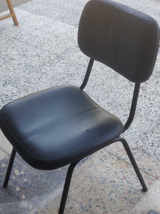 Cadeira em pele preta