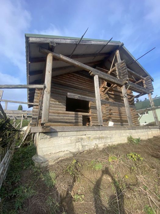 Деревяний будинок із оциліндрованого бруса.