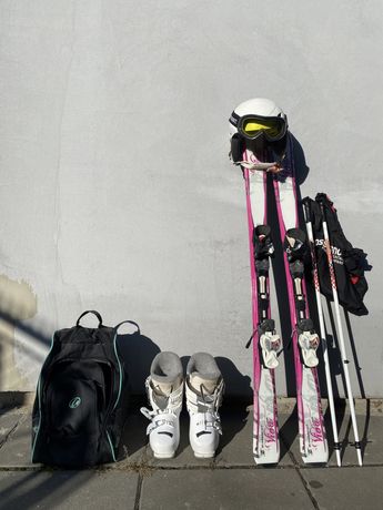 Zestaw narciarski narty, buty, kask, kijki, gogle, pokrowce
