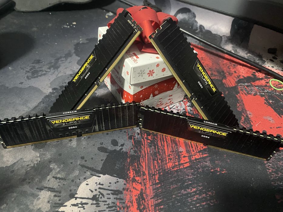 Kości ram VENGEANCE DDR4 4x8 (32gb)