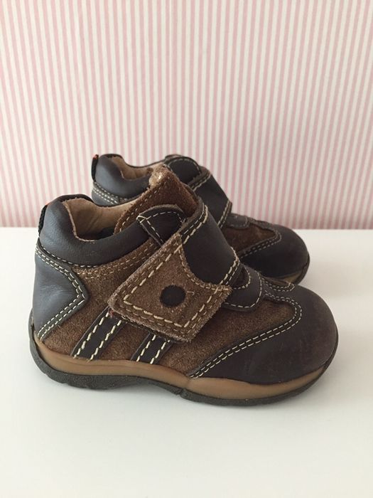Botas em pele e velcro 21