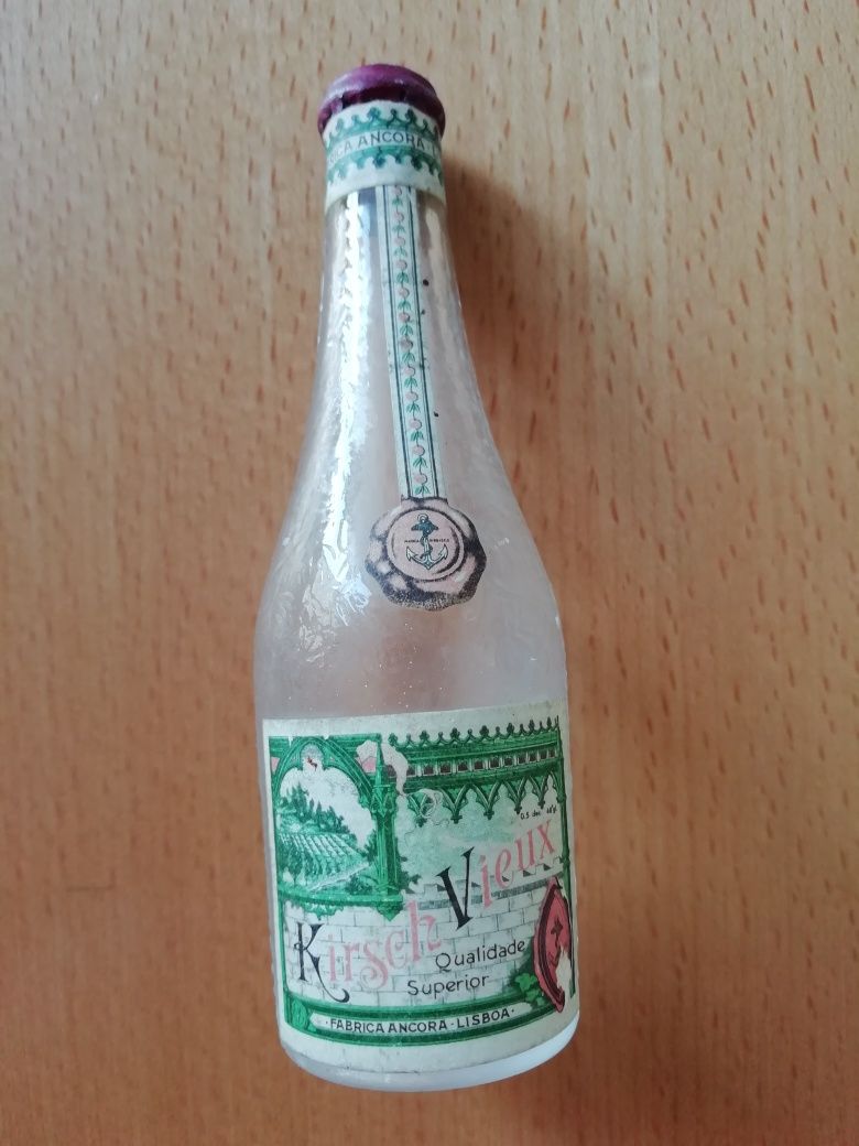 Pequena garrafa "Kirsch Vieux".