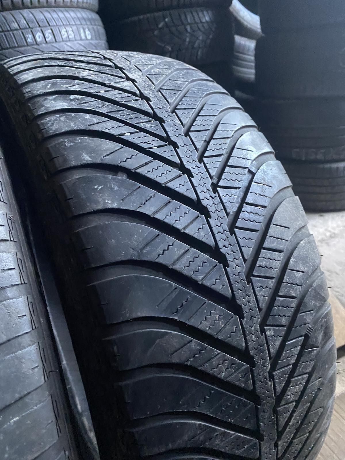 225.50.17 GoodYear 2шт БУ склад шины резина всесезон 50 R17 Шиномонтаж