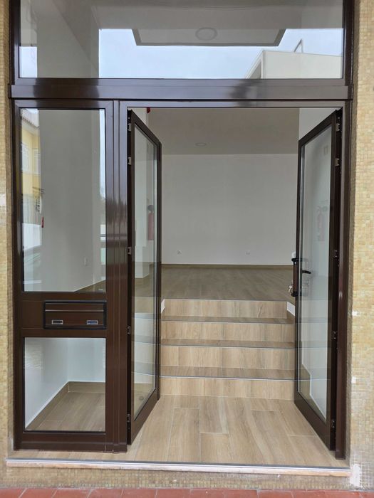 Arrenda-se espaço comercial/ escritórios - Barreiro