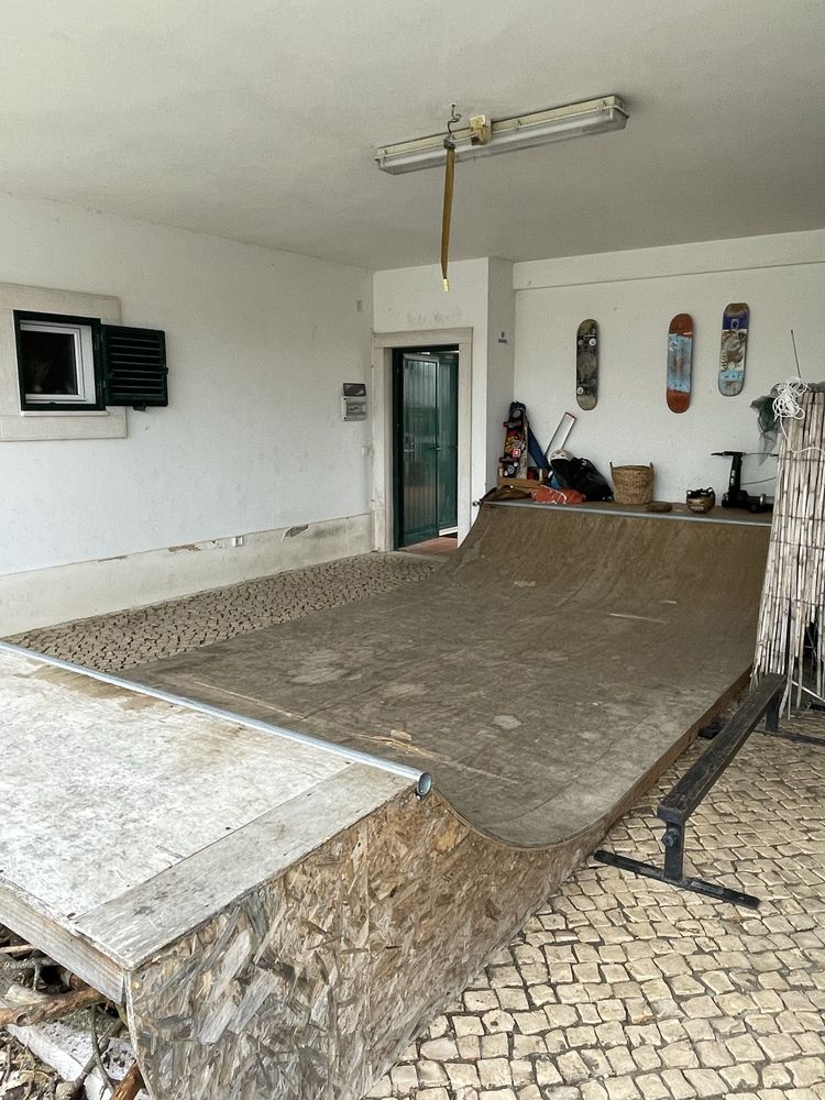Mini rampa “half-pipe” em madeira