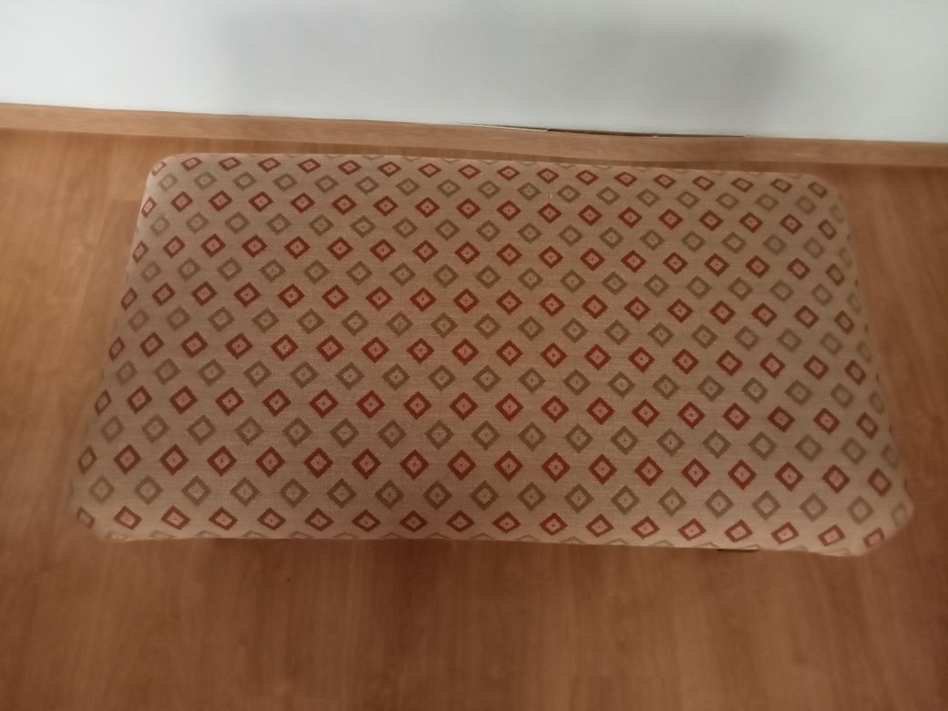 Banqueta com pés em madeira