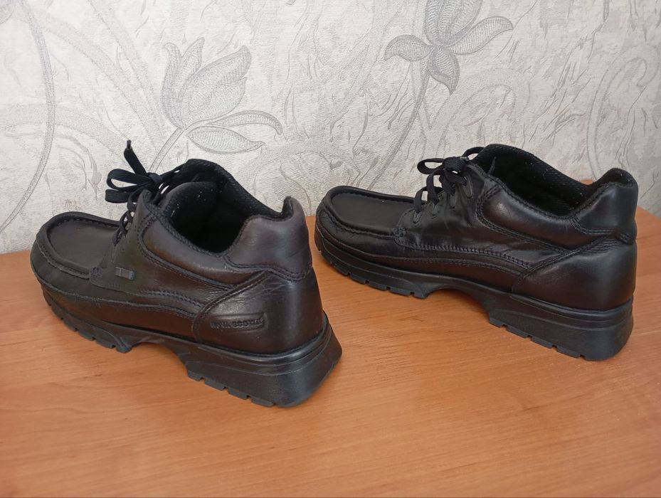 Продаються чоловічі черевики