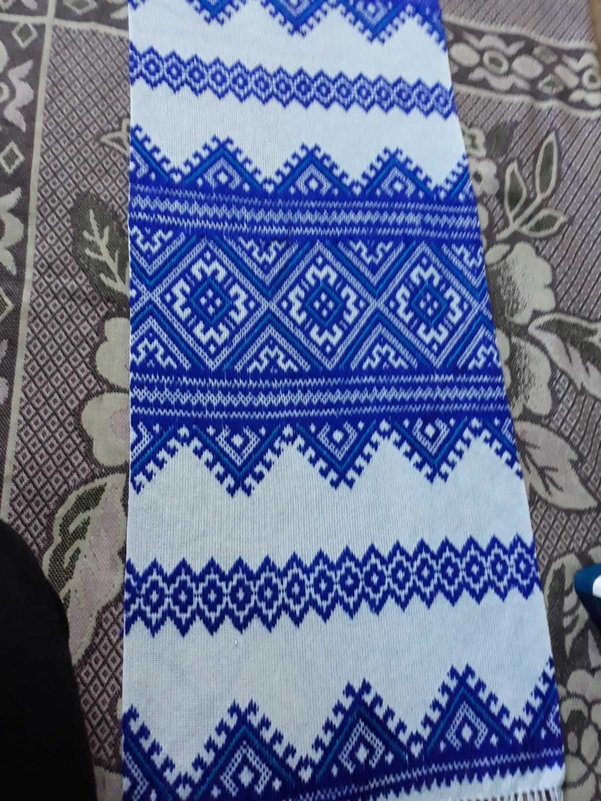 Вишиті рушники низинкою.