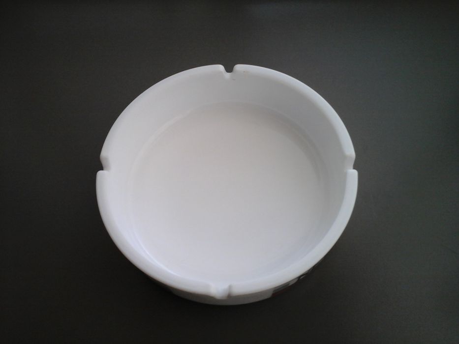 Cinzeiro em vidro com publicidade à News International