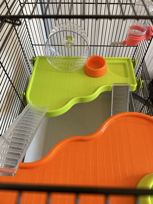 klatkę dla małych zwierząt.