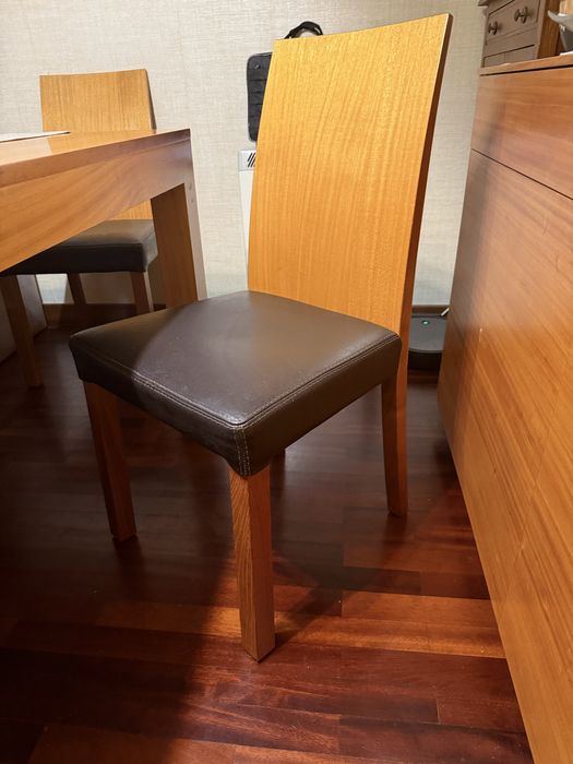 Mesa extensivel com 6 cadeiras + mesa de centro