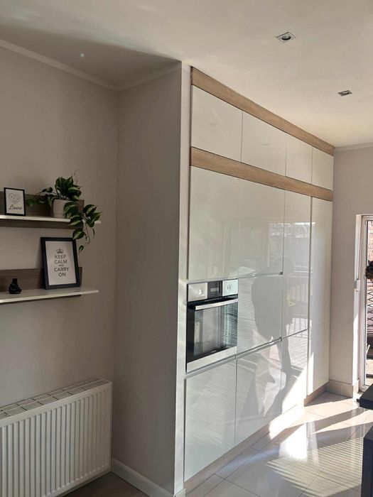 Kuchnia biały połysk – lakier, system Swell (jak Blum), komplet szafek