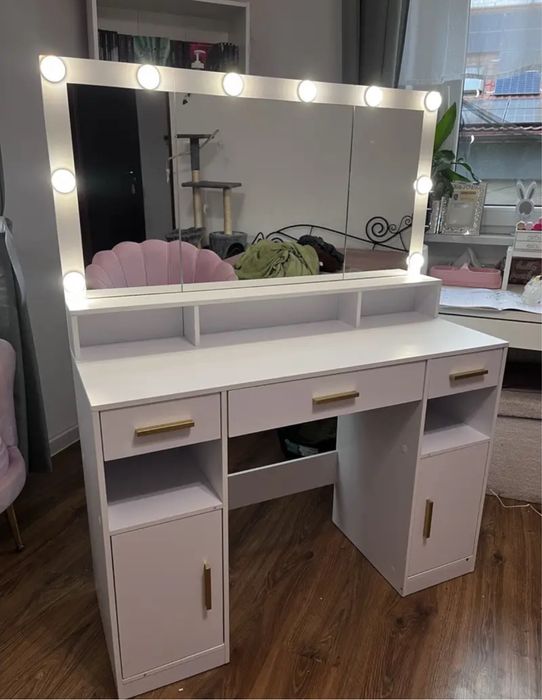 Toaletka z lustrem